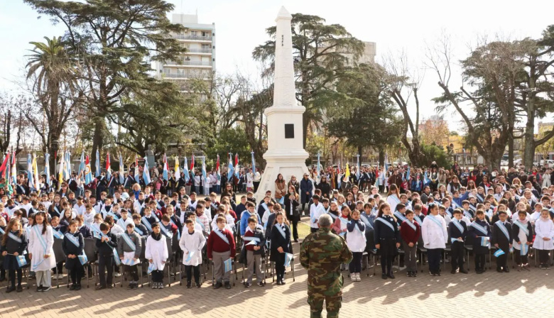 Emotivo acto oficial y promesa de lealtad a la Bandera Nacional