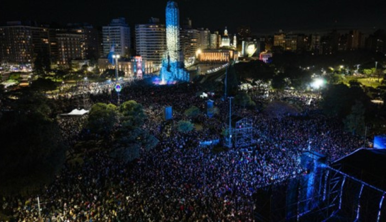 Más de 350.000 personas celebraron el Día de la Bandera
