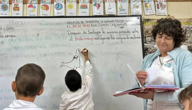 Más de 63 mil docentes y personal escolar cobrarán el incentivo mensual de mayo