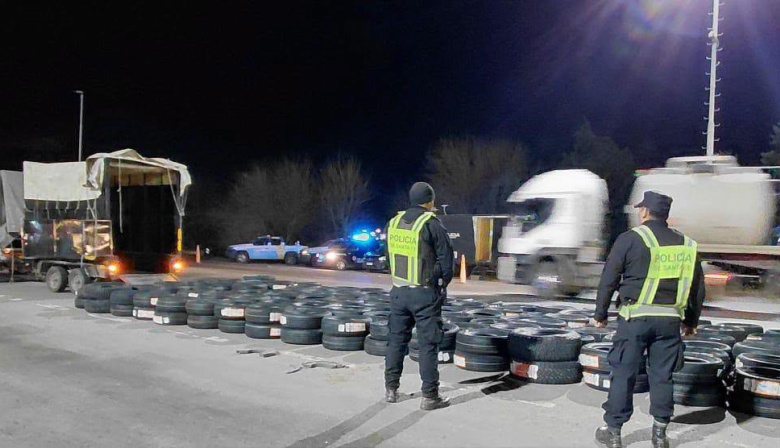 General Lagos: Interceptaron a tres personas que trasladaban 210 cubiertas sin documentación