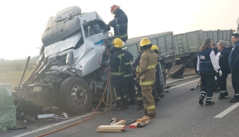 Dos camiones chocaron en la autopista: Un chofer está grave