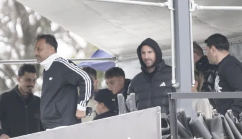 Lionel Messi presenció el partido de Leones FC en el estadio de Unión de Arroyo Seco