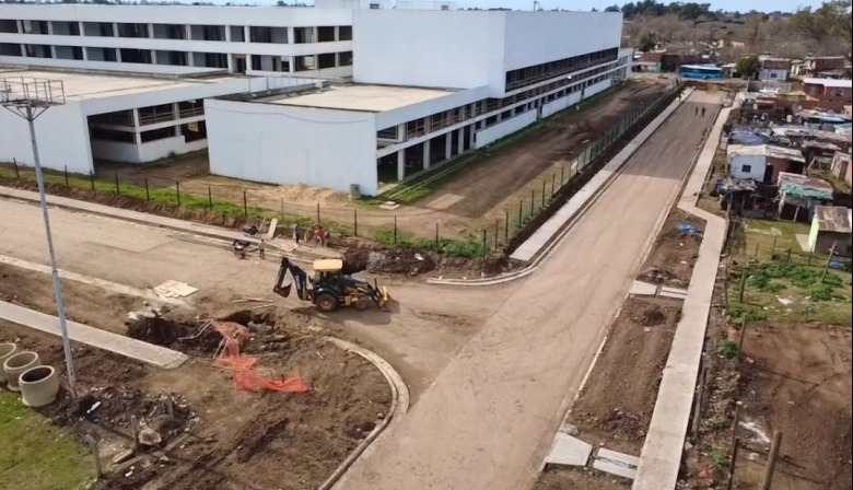 Avanza la pavimentación del entorno del Hospital Regional Sur