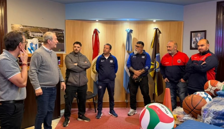 La Municipalidad entregó equipamiento deportivo a los clubes