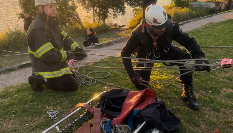 Bomberos rescataron a dos personas que cayeron al río Paraná