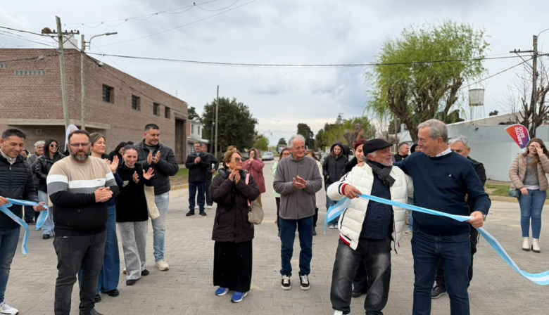 Tonelli inauguró obras de adoquinado en Barrio Athletic