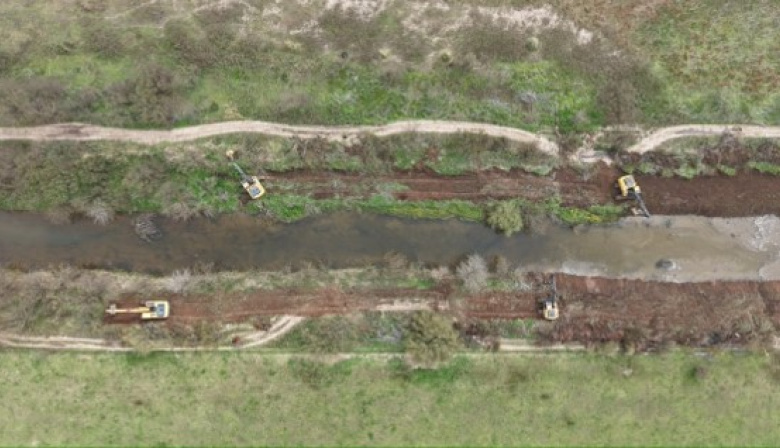 Provincia intensifica la limpieza de los canales principales en San Lorenzo y Rosario