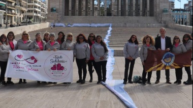 Tejieron una bandera de 110 metros de largo y la exhibieron en el Monumento Nacional de Rosario