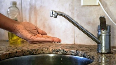 Una empresa  rompió un caño de agua mientras trabajaba en un loteo privado