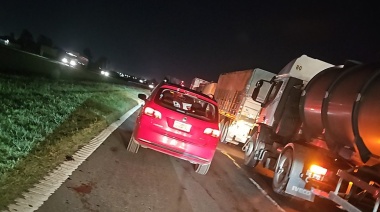 Un automovilista atropelló a dos motochorros en la autopista y provocaron el choque de dos camiones