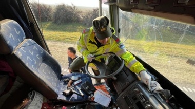 Un camión volcó en la autopista: El conductor estaba ebrio y llevaba un arma de fuego