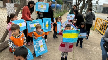 El Centro de Cuidado Infantil y el Jardín “Lucecitas del Paraná” repartieron banderas argentinas