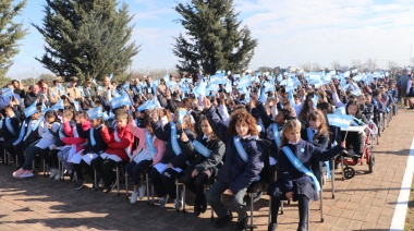 Niños arroyenses hicieron su promesa a la Bandera en la Plaza Islas Malvinas