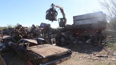 La Municipalidad inició el saneamiento del ex basural compactando 120 vehículos abandonados