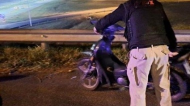 Hallan muerto a un hombre junto a su moto encendida