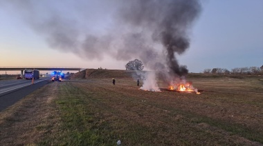 Un auto se incendió en la autopista a la altura de El Ombú