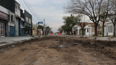 Reconstruyen la carpeta asfáltica en calle Juan B. Justo al 200