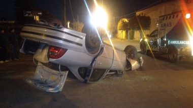 Un automóvil chocó contra un poste y un árbol y volcó