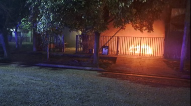 Se incendió un automóvil en el interior de un garage