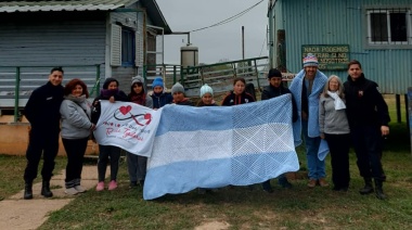 Reinas Tejedoras entregaron frazadas, juguetes y golosinas en la escuela de Islas