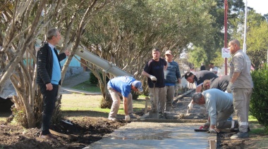 Arroyo Seco renueva las veredas que atraviesan la estación del Ferrocarril y el Paseo Pedro Spina