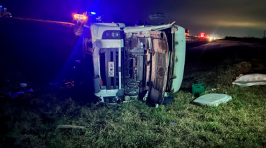 Un chofer murió al volcar su camión en la Ruta 9