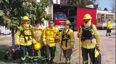 Bomberos de Arroyo Seco se sumaron al combate del fuego en las islas del Paraná