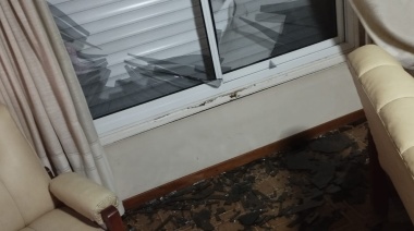 Violento rompió una ventana a patadas