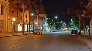 Cambiarán los viejos faroles redondos por columnas altas de doble luminaria led