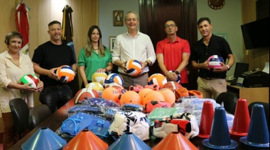 Arroyo Seco recibió materiales del programa “Escuelas Deportivas”