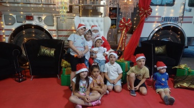 Una vez más Papá Noel visitó a los Bomberos Voluntarios para la foto con los niños