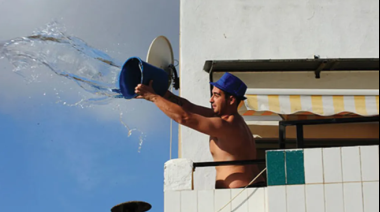 Lentejas y agua por la ventana: Rituales para empezar el año con abundancia y energías positivas