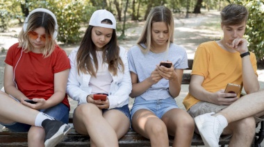 Los adolescentes sufren alucinaciones, desapego de la realidad y agresividad a causa del uso del celular