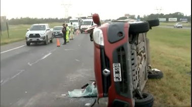 Volcó y provocó un choque en la autopista: dijo que se quedó dormido