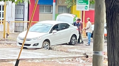 Un auto ingresó a zona de obras en calle Rivadavia y quedó encajado