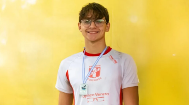 Una hora de nado solidario en el Polideportivo de Pueblo Esther a beneficio de Matías Bottoni