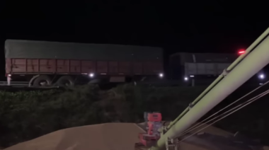 Un camión perdió un acoplado con 30 toneladas de soja en un rulo de la ruta 33