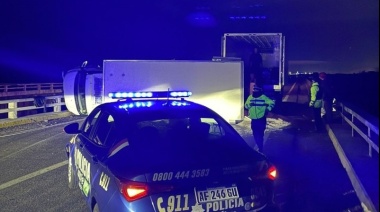 Por el vuelco de un camión en la autopista desviaron el tránsito por ruta 21