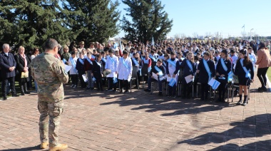 Emotivo acto oficial y promesa de lealtad a la bandera