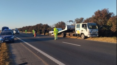 Un vehículo apareció volcado en la autopista y no hay rastros de sus ocupantes