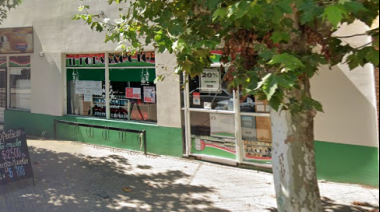 Buscan a un hombre que rompió la vidriera de un supermercado