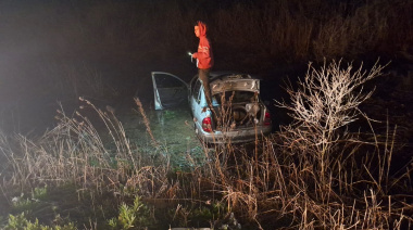 Un automóvil se despistó y cayó a una zanja en el acceso a la ciudad