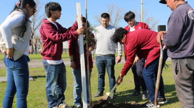 Estudiantes de Arroyo Seco plantaron árboles en plazas de la ciudad