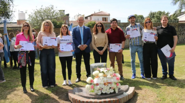 Emotivo homenaje por el Día del Profesor en la Plaza Adriana Triachini