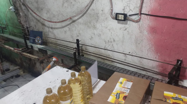 Allanaron dos viviendas donde envasaban falso aceite de girasol Cocinero