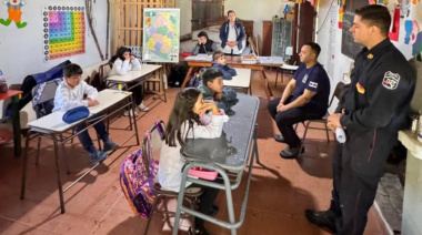 Bomberos llevaron donaciones a la escuela "Alejo Payret" de la isla