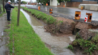 Tonelli recorrió los trabajos de drenaje pluvial en la curva del hospital