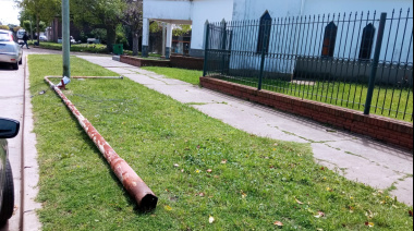 El temporal dejó varias columnas de alumbrado caídas