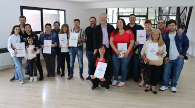 Otras 25 familias de Arroyo Seco recibieron en mano las escrituras de sus viviendas