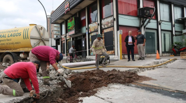 Intervención en zona céntrica para resolver el desborde de cloacas